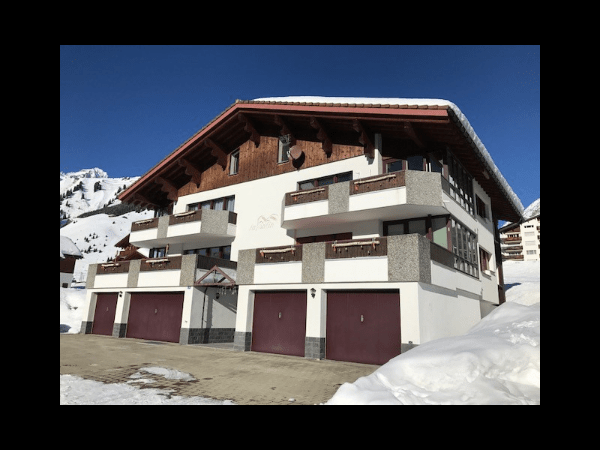 Ferienwohnung in Sedrun, Graubünden — verschneite Aussenansicht